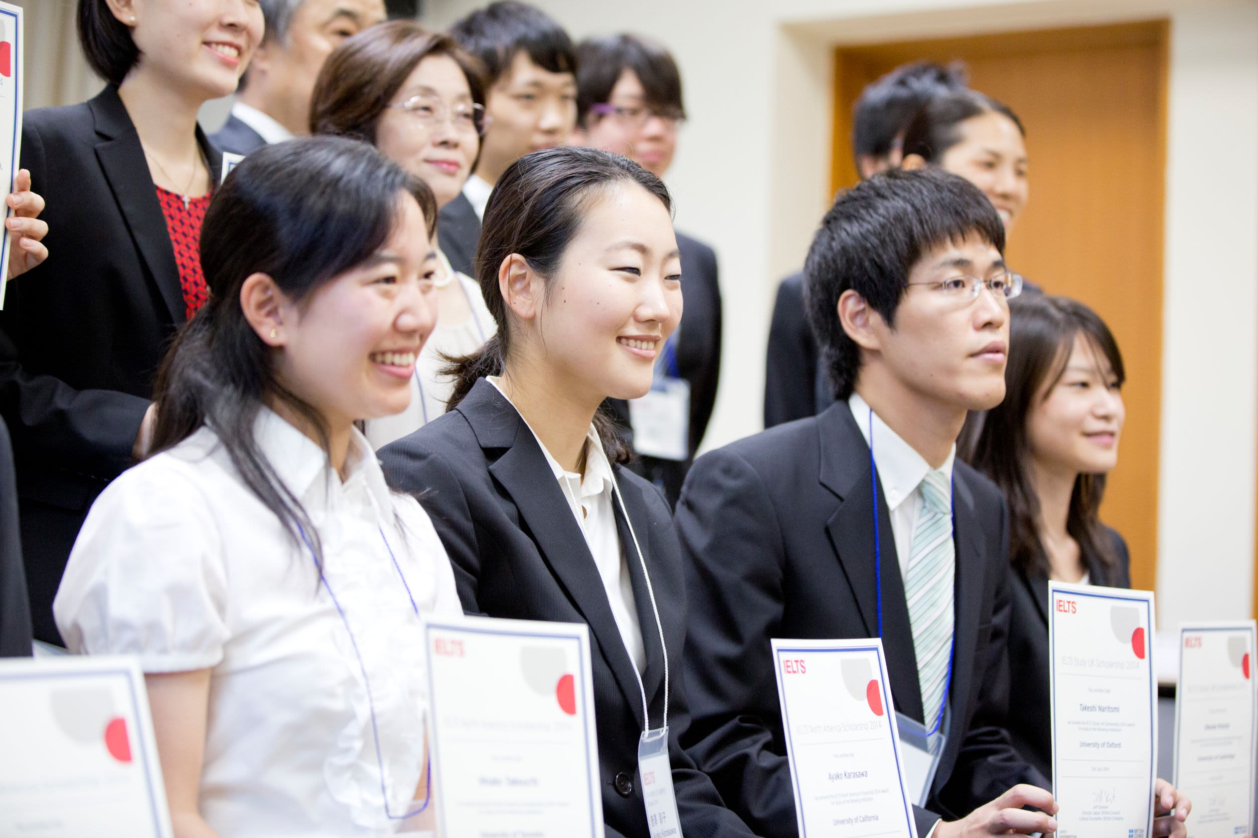 IELTS奨学金が授与された若い人々